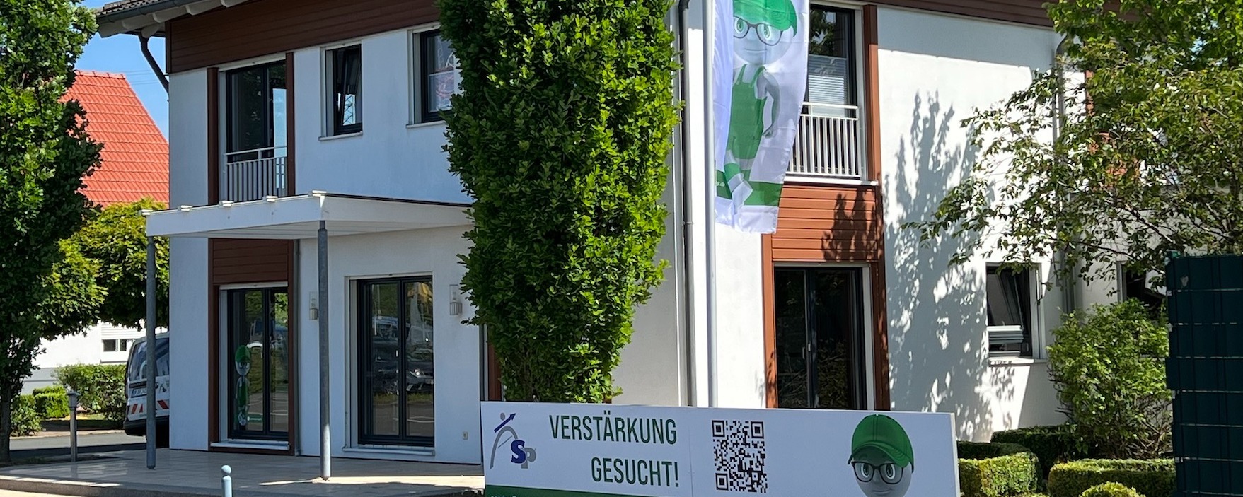 ASP Metering Standort mit Fahne und Stellenausschreibung "Verstärkung gesucht"