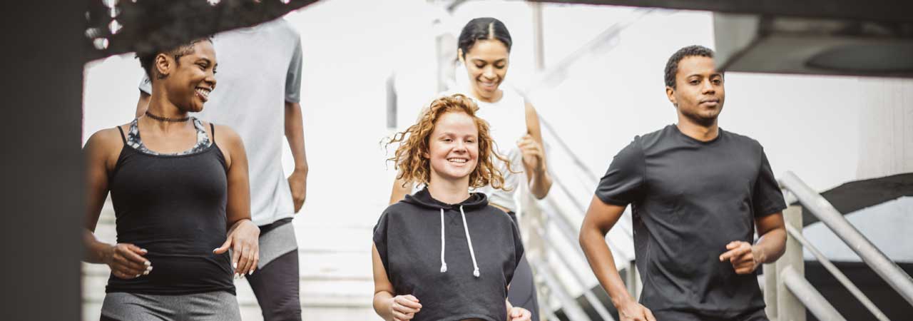 gruppe junger menschen joggt gemeinsam und lacht