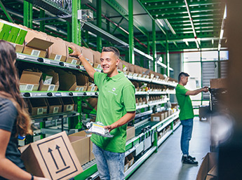 Einkaufsmitarbeiterin am Telefon