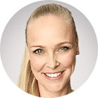 Porträt von Anika Neumann, lächelnd in die Kamera schauend