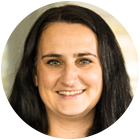 Porträt von Hanna Mende, lächelnd in die Kamera schauend