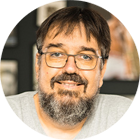 Bild von Michael Loehr, Mitarbeiter bei Morefire, frontal in die Kamera schauend