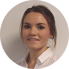 Julia Goentgen lächelt in die Kamera, Nahaufnahme