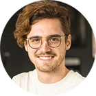 Bild von Michael Loehr, Mitarbeiter bei Morefire, frontal in die Kamera schauend